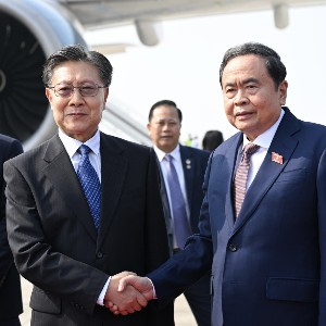 Ủy viên Trung ương Đảng, Phó Ủy viên trưởng Uỷ ban Thường vụ Nhân đại toàn quốc Trung Quốc Vương Đông Minh tiễn Chủ tịch Quốc hội Trần Thanh Mẫn. Ảnh: Cổng thông tin điện tử Quốc hội.