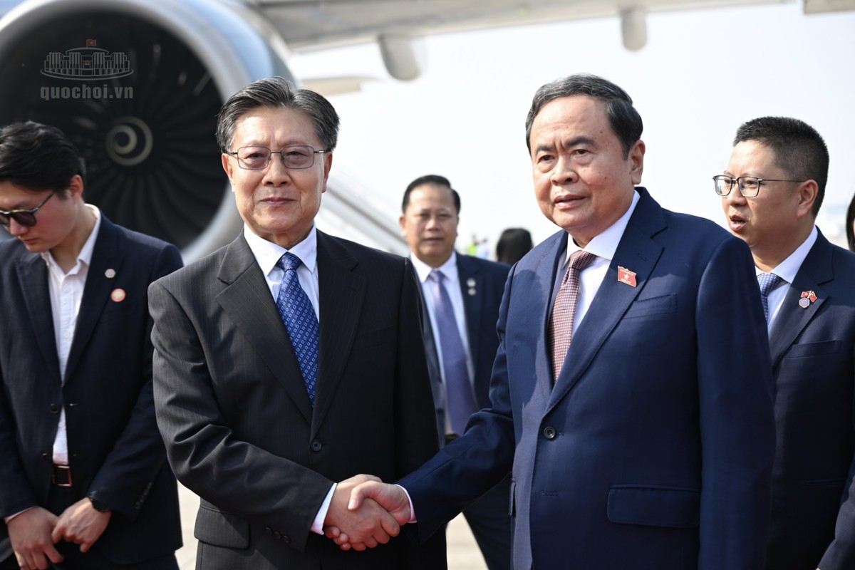 Ủy viên Trung ương Đảng, Phó Ủy viên trưởng Uỷ ban Thường vụ Nhân đại toàn quốc Trung Quốc Vương Đông Minh tiễn Chủ tịch Quốc hội Trần Thanh Mẫn. Ảnh: Cổng thông tin điện tử Quốc hội.