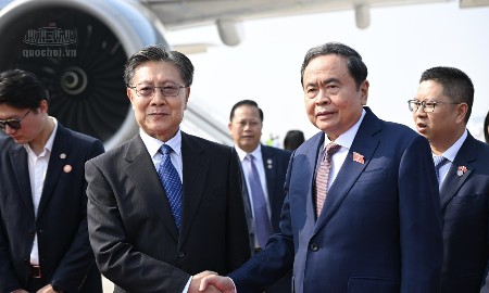 Ủy viên Trung ương Đảng, Phó Ủy viên trưởng Uỷ ban Thường vụ Nhân đại toàn quốc Trung Quốc Vương Đông Minh tiễn Chủ tịch Quốc hội Trần Thanh Mẫn. Ảnh: Cổng thông tin điện tử Quốc hội.