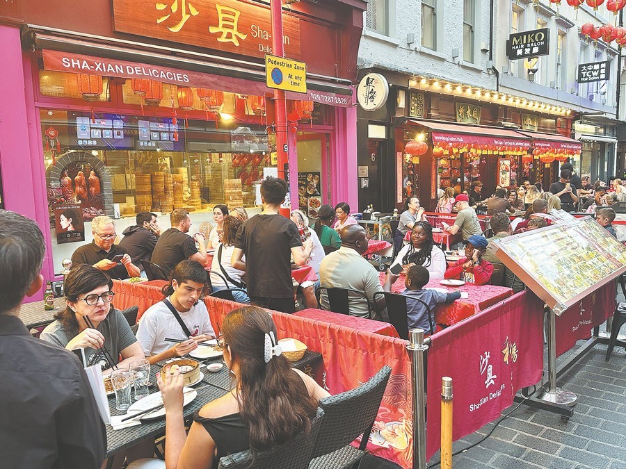 Khách hàng dùng bữa tại Shaxian Delicacies ở London. Ảnh: Ouyang Kaiyu/China News Service.