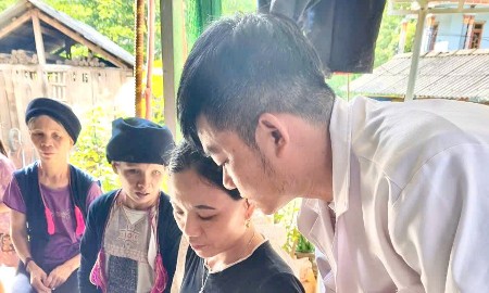 Cán bộ trạm y tế hỗ trợ cài đặt Sổ sức khỏe điện tử trên ứng dụng VNeID cho người dân. Ảnh: Sở Y tế Lào Cai.
