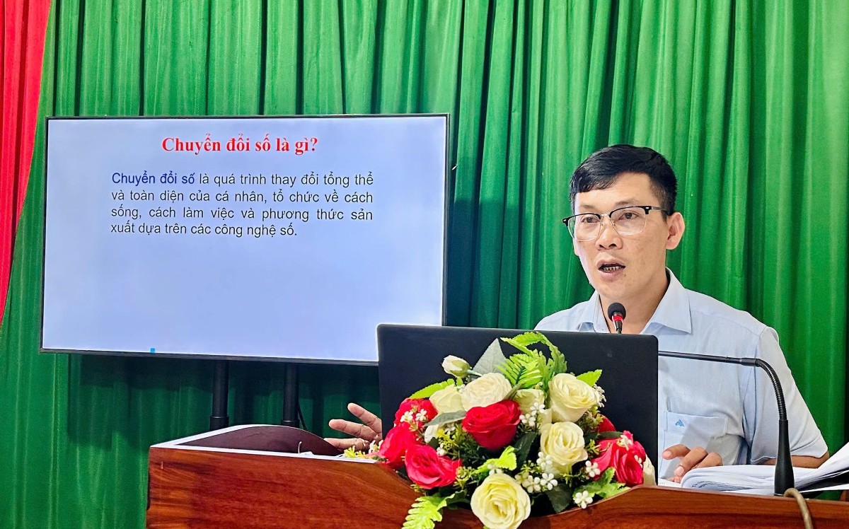 Các nội dung tập huấn tập trung vào kỹ năng sử dụng nền tảng số, dịch vụ công trực tuyến và các ứng dụng thiết yếu.