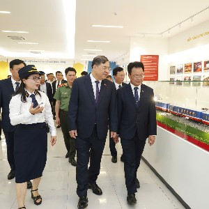 Phó Thủ tướng Phạm Gia Túc tham quan tại Khu truyền thống Việt Nam và thế giới. Ảnh: Tùng Liên.