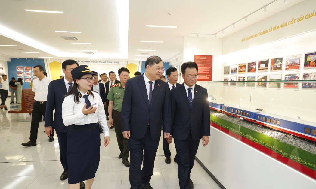 Phó Thủ tướng Phạm Gia Túc tham quan tại Khu truyền thống Việt Nam và thế giới. Ảnh: Tùng Liên.