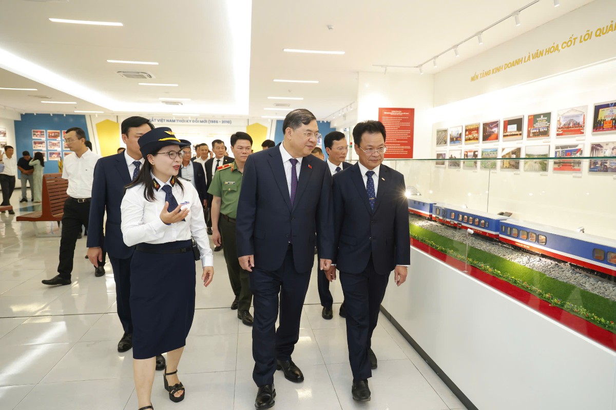 Phó Thủ tướng Phạm Gia Túc tham quan tại Khu truyền thống Việt Nam và thế giới. Ảnh: Tùng Liên.