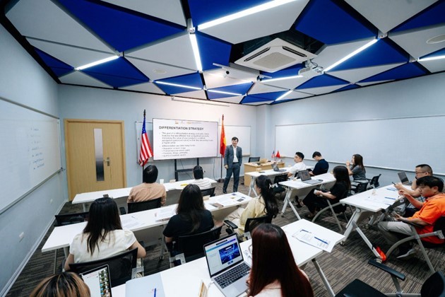 Học viên tham gia thảo luận, trao đổi tại lớp học MBA. (Ảnh: DNCC).