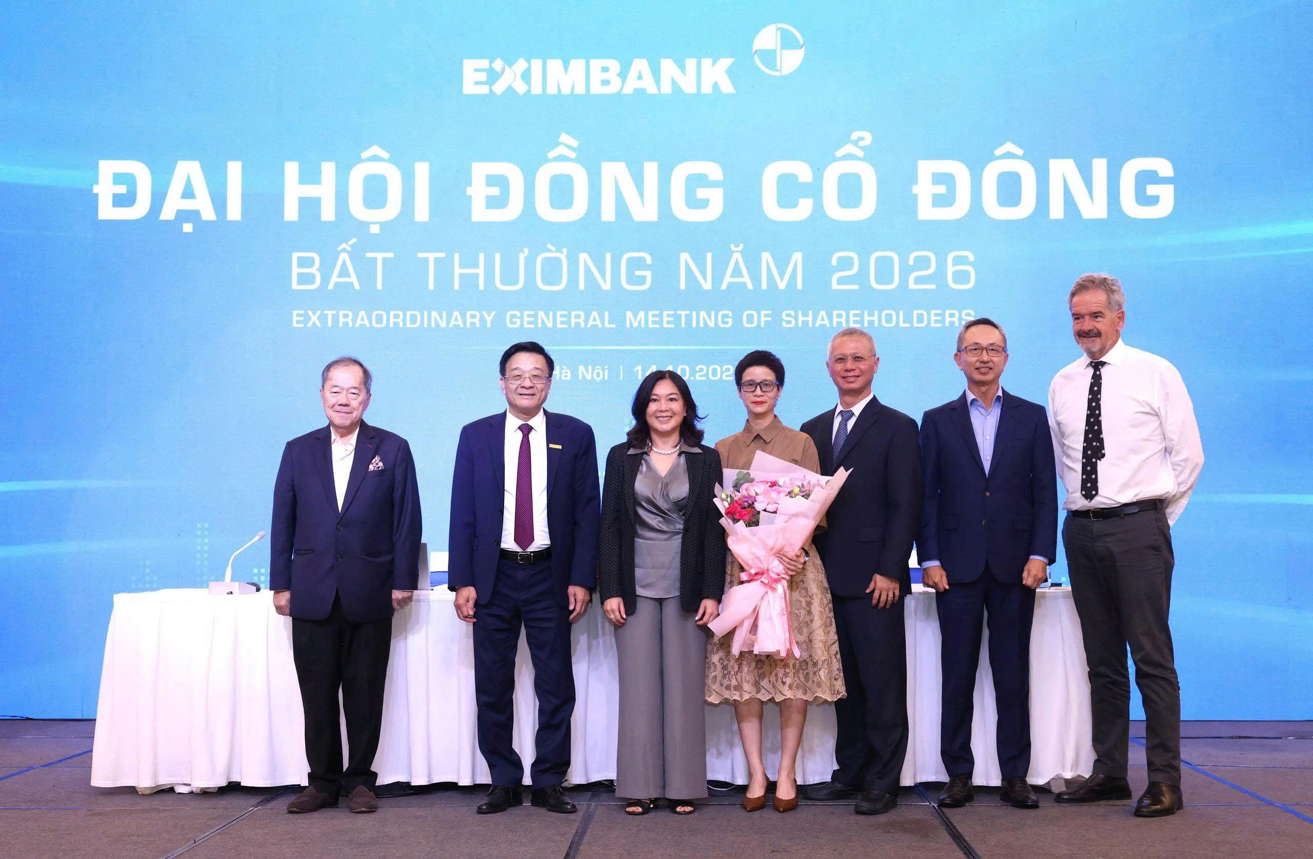Members of the Board of Directors and the Head of the Supervisory Board of Eximbank presented flowers to congratulate Ms. Pham Thi Huyen Trang, Chief Executive Officer, on her election as a Board Member for the 8th term (2025-2030).
