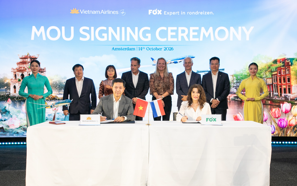 Đại diện Vietnam Airlines và Fox Reizen ký kết các Biên bản hợp tác tại Chương trình xúc tiến du lịch Việt Nam tại Amsterdam (Hà Lan).
