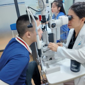Bác sĩ đang tiến hành thăm khám mắt cho bệnh nhân tại Bệnh viện Mắt Kỹ Thuật Cao Hà Nội (tại 53 Trần Nhân Tông, TP Hà Nội). Ảnh: Hạnh Vân