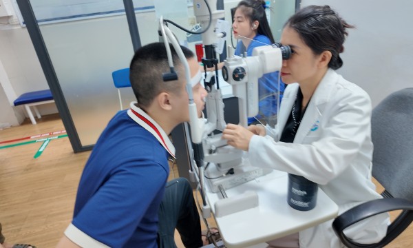 Cảnh báo từ bác sĩ về biến chứng do cận thị bệnh lý