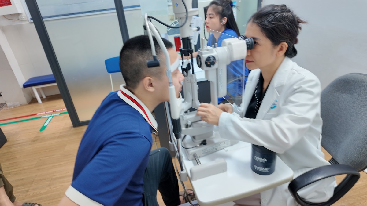 Bác sĩ đang tiến hành thăm khám mắt cho bệnh nhân tại Bệnh viện Mắt Kỹ Thuật Cao Hà Nội (tại 53 Trần Nhân Tông, TP Hà Nội). Ảnh: Hạnh Vân