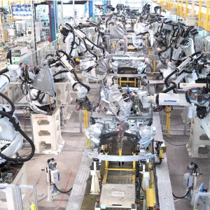 Những cánh tay robot trong nhà máy của hãng xe Geely ở Triết Giang, Trung Quốc - Ảnh: Xinhua.