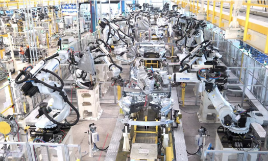 Những cánh tay robot trong nhà máy của hãng xe Geely ở Triết Giang, Trung Quốc - Ảnh: Xinhua.