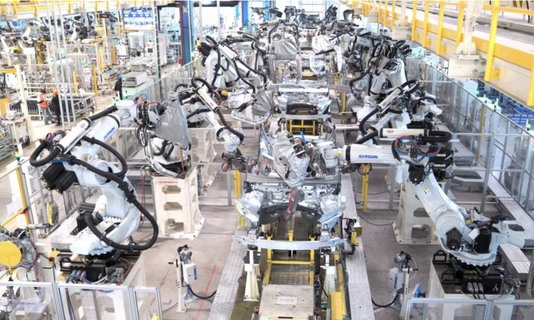 Những cánh tay robot trong nhà máy của hãng xe Geely ở Triết Giang, Trung Quốc - Ảnh: Xinhua.