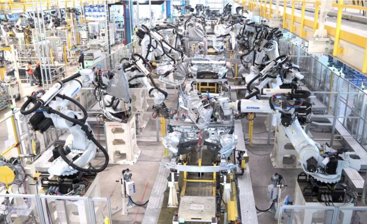 Những cánh tay robot trong nhà máy của hãng xe Geely ở Triết Giang, Trung Quốc - Ảnh: Xinhua.