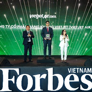 Giám đốc P. Tài chính Vietjet Nguyễn An Phú, đại diện Vietjet, nhận kỷ niệm chương vinh danh Top 50 Doanh nghiệp dẫn đầu về ESG năm 2026.