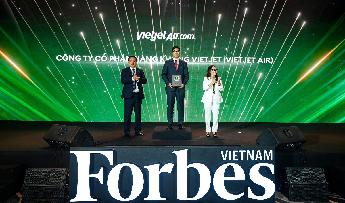 Giám đốc P. Tài chính Vietjet Nguyễn An Phú, đại diện Vietjet, nhận kỷ niệm chương vinh danh Top 50 Doanh nghiệp dẫn đầu về ESG năm 2026.