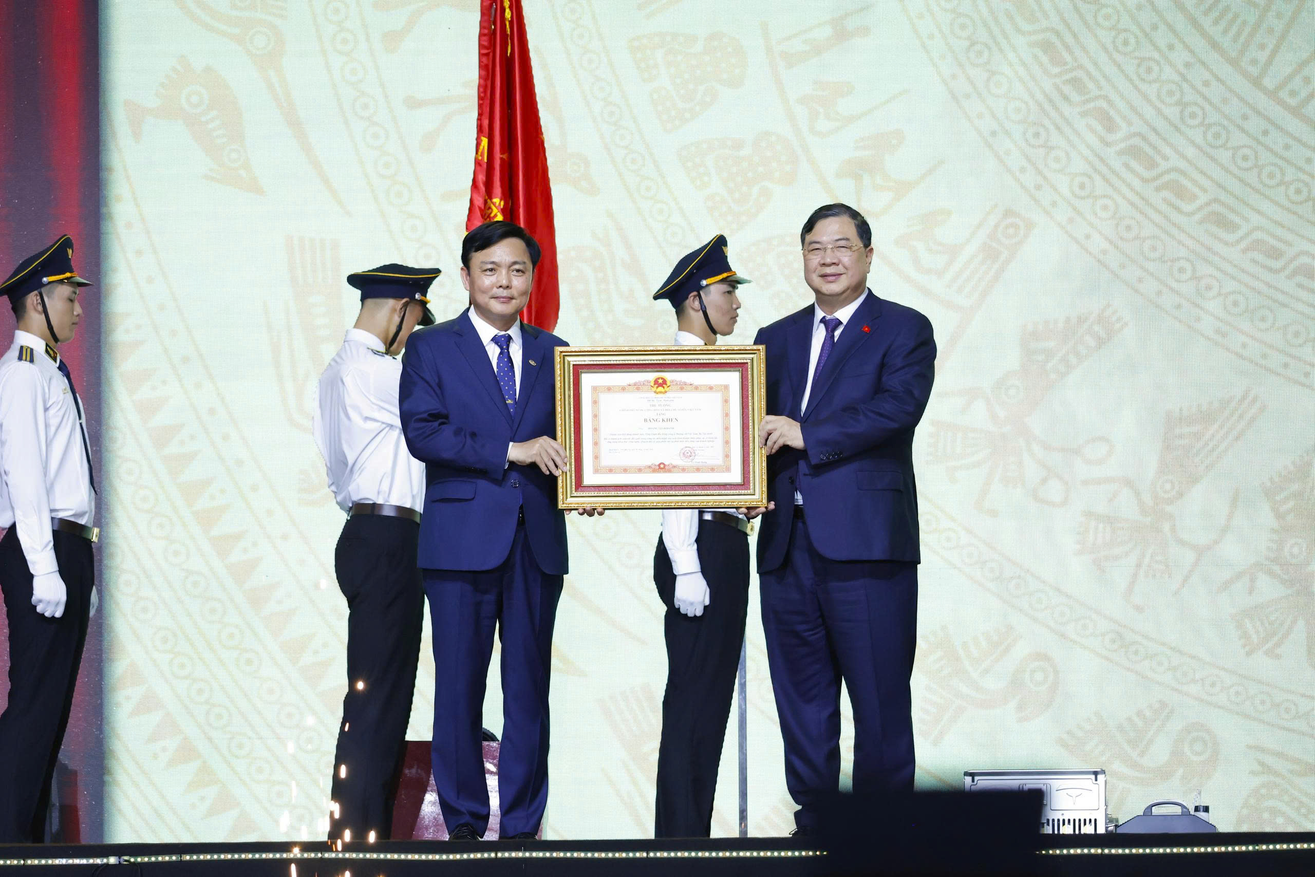 Phó Thủ tướng Phạm Gia Túc trao Bằng khen của Thủ tướng Chính phủ cho Tổng Giám đốc Tập đoàn Đường sắt Quốc gia Việt Nam Hoàng Gia Khánh. Ảnh: Tùng Liên