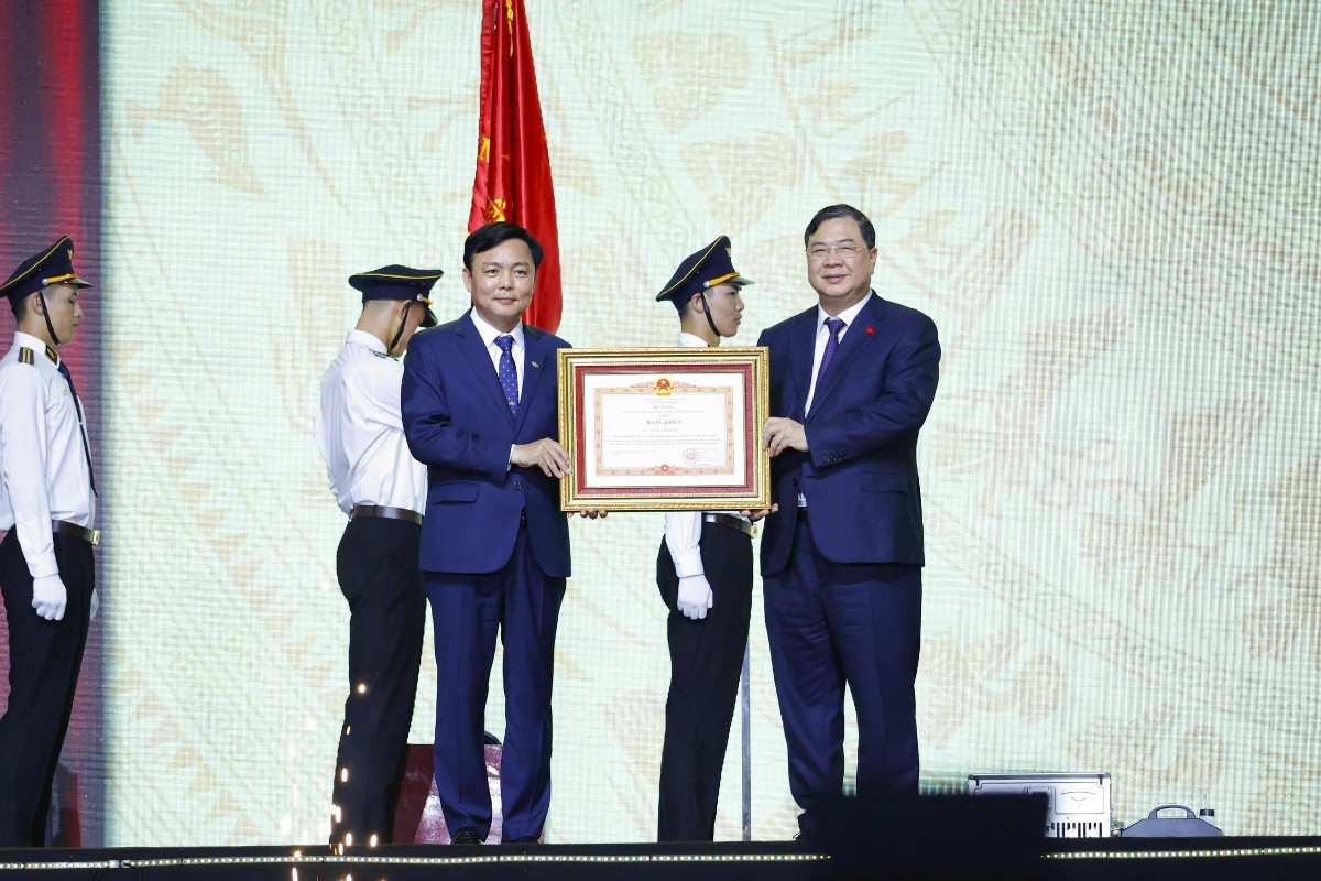 Phó Thủ tướng Phạm Gia Túc trao Bằng khen của Thủ tướng Chính phủ cho Tổng Giám đốc Tập đoàn Đường sắt Quốc gia Việt Nam Hoàng Gia Khánh. Ảnh: Tùng Liên