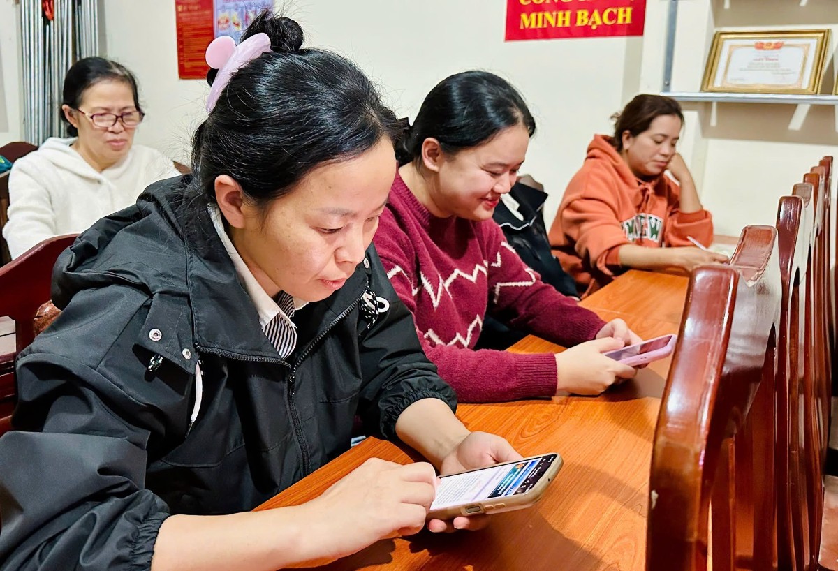 Lớp tập huấn giúp người dân làm quen với các thao tác thực hiện dịch vụ công trực tuyến.