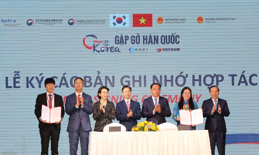 Leaders of the Ministry of Foreign Affairs, Dong Nai city, and South Korean Ambassador to Vietnam Lee Miyon witness the signing of a cultural cooperation memorandum between Dong Nai and South Korean partners. (Photo: chinhphu.vn)
