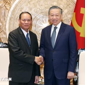 Tổng Bí thư, Chủ tịch nước Tô Lâm tiếp ông Vilay Lakhamphong, Ủy viên Bộ Chính trị, Thường trực Ban Bí thư Trung ương Đảng Nhân dân Cách mạng Lào - Ảnh: TTXVN