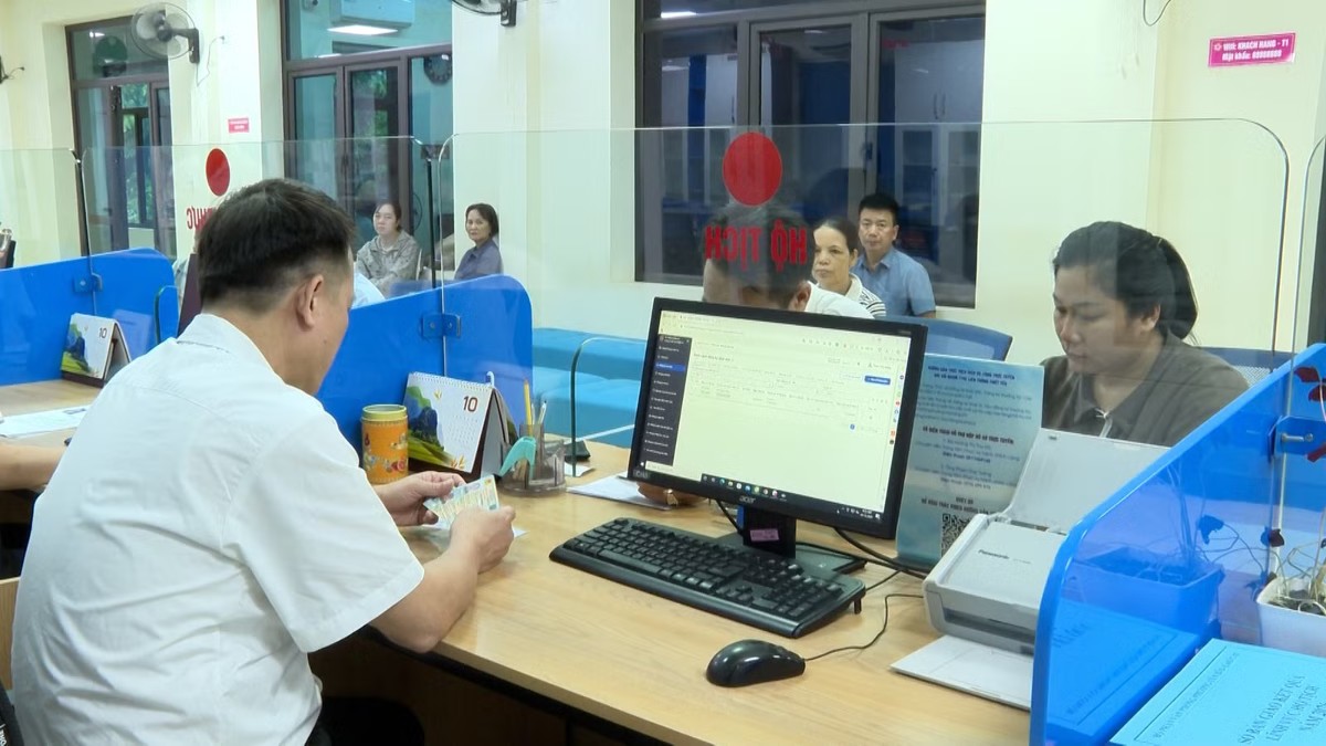Cán bộ Trung tâm Phục vụ hành chính công tại tỉnh Lào Cai hướng dẫn người dân sử dụng “Trợ lý Nhân dân” để hoàn thiện hồ sơ trực tuyến. Ảnh: Báo Lào Cai. 
