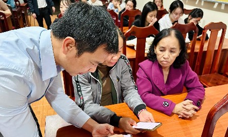 Các báo cáo viên hướng dẫn người dân xã Ka Đô những kiến thức cơ bản về chuyển đổi số và công dân số.