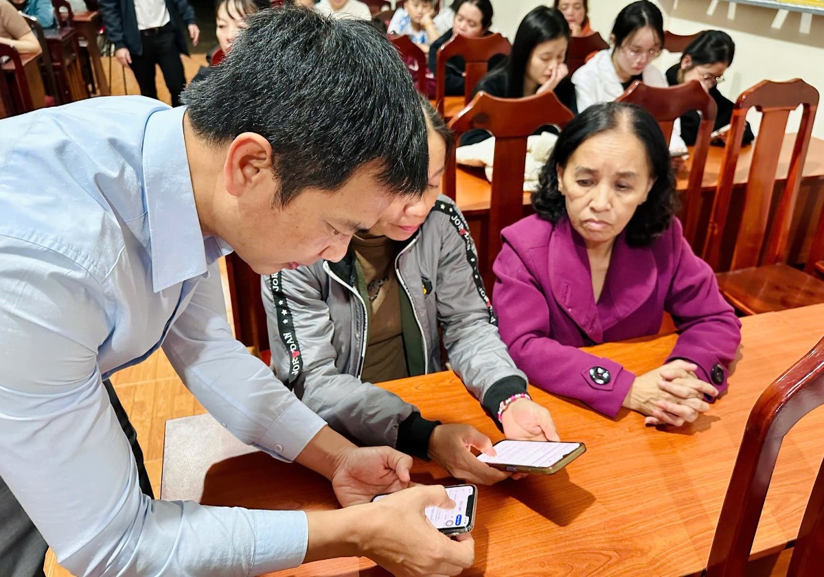 Các báo cáo viên hướng dẫn người dân xã Ka Đô những kiến thức cơ bản về chuyển đổi số và công dân số.