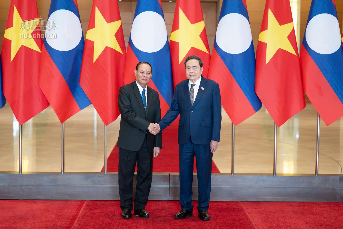 Chủ tịch Quốc hội Trần Thanh Mẫn và ông Vilay Lakhamphong, Ủy viên Bộ Chính trị, Thường trực Ban Bí thư Trung ương Đảng Nhân dân Cách mạng Lào.Ảnh: Quochoi.vn