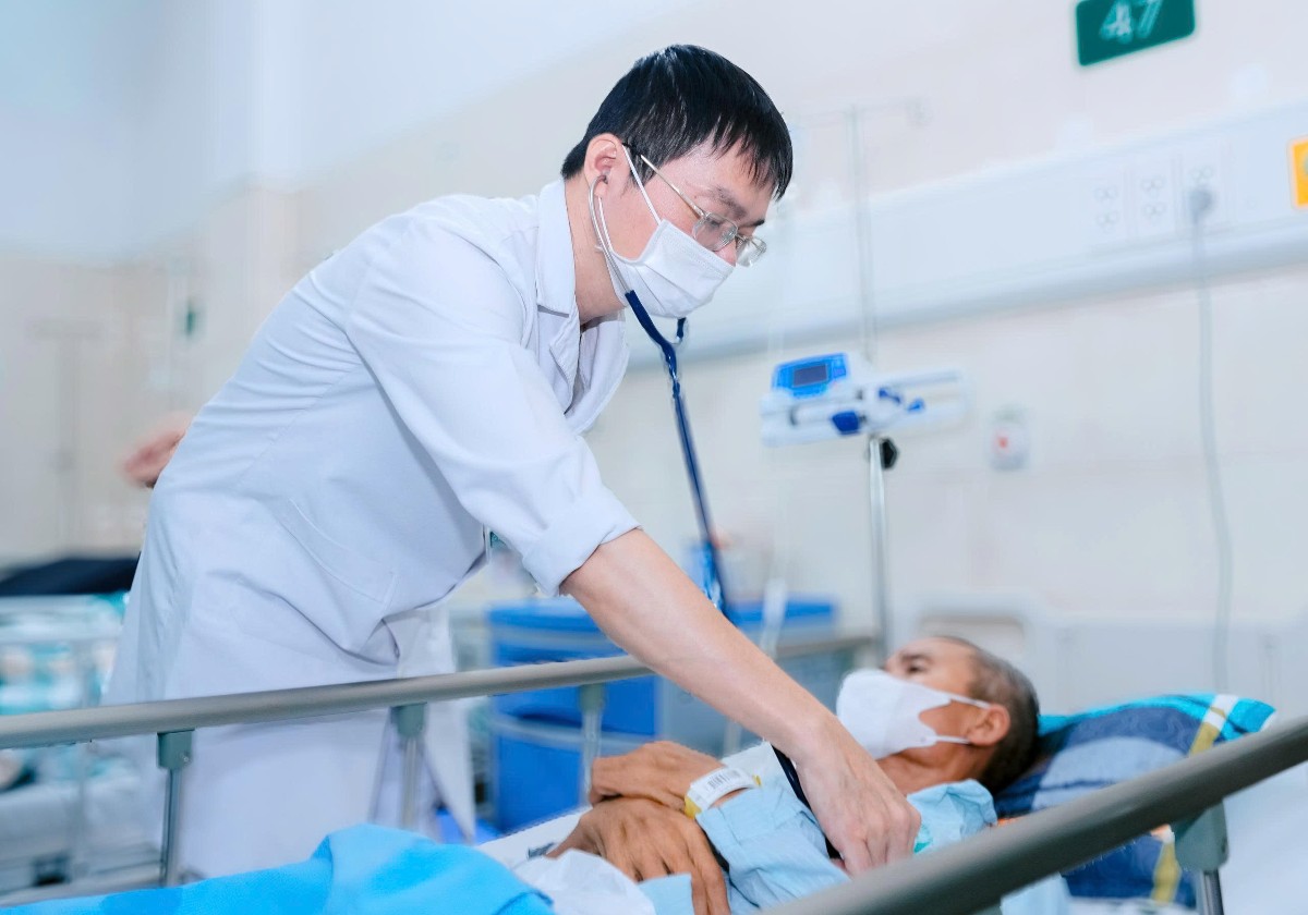 TS.BS Nguyễn Hữu Trường thăm khám cho bệnh nhân đang điều trị bệnh hen. Ảnh: Bệnh viện Bạch Mai