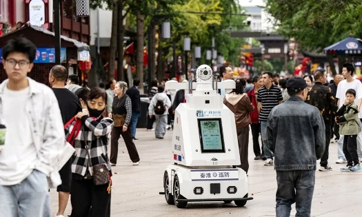 Một robot tuần tra tự động ở Nam Kinh, Trung Quốc. Ảnh: Bloomberg.