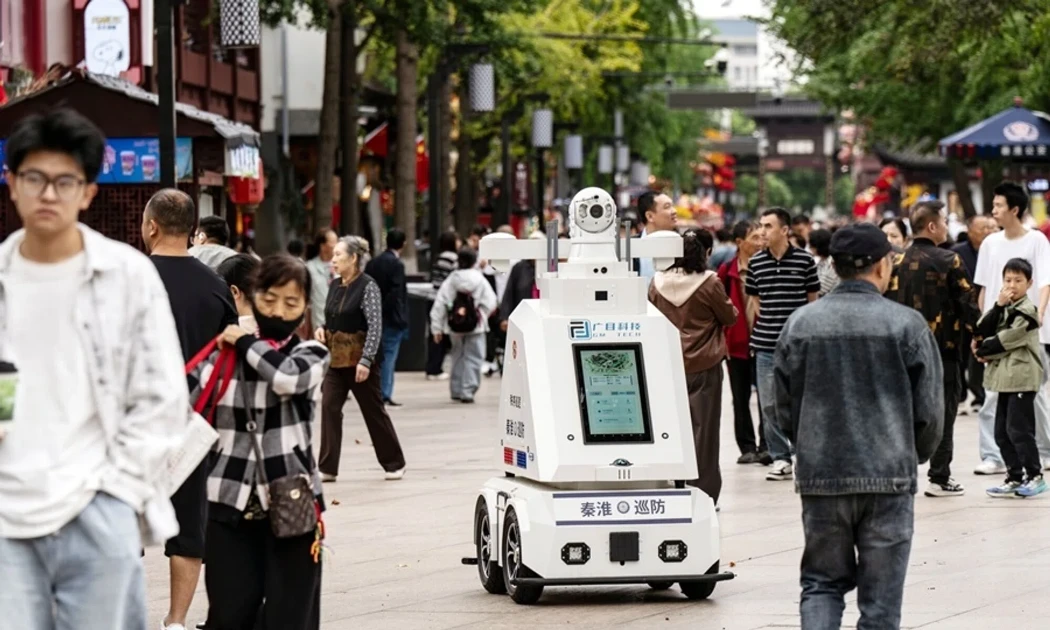 Một robot tuần tra tự động ở Nam Kinh, Trung Quốc. Ảnh: Bloomberg.