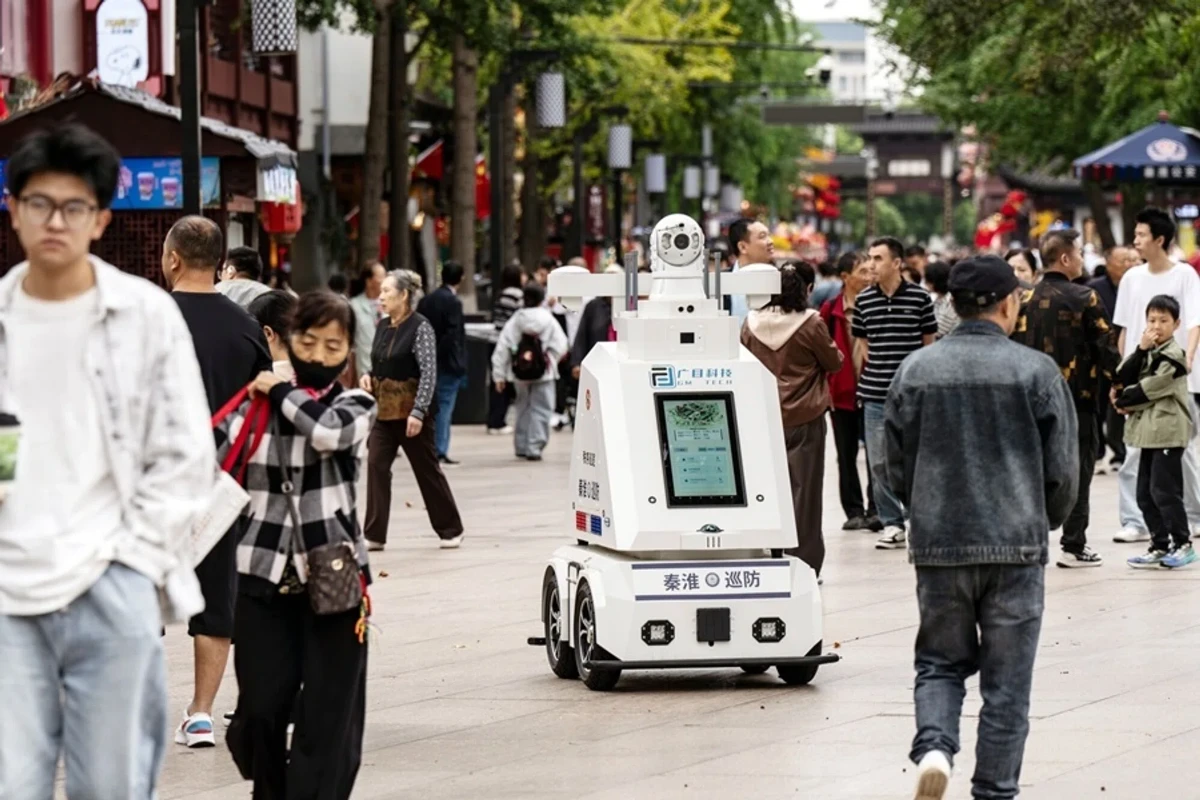 Một robot tuần tra tự động ở Nam Kinh, Trung Quốc. Ảnh: Bloomberg.