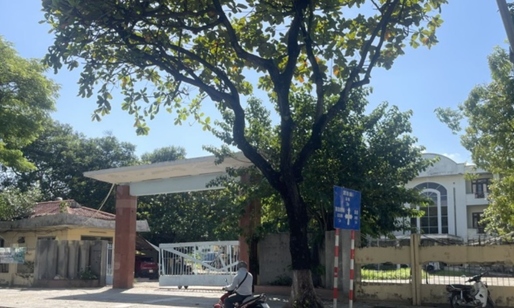 Khu nhà đất 2 mặt tiền số 270 Trần Phú - Lê Đình Dương có diện tích 5.782m2 được thông báo cho thuê trong thời gian 60 tháng. Ảnh Ngô Anh Văn