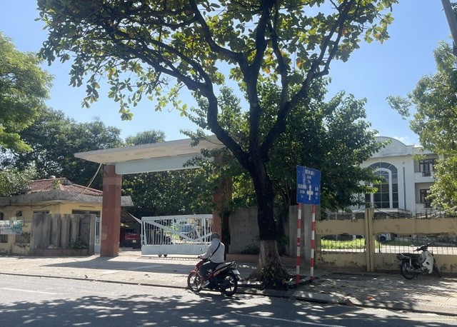 Khu nhà đất 2 mặt tiền số 270 Trần Phú - Lê Đình Dương có diện tích 5.782m2 được thông báo cho thuê trong thời gian 60 tháng. Ảnh Ngô Anh Văn