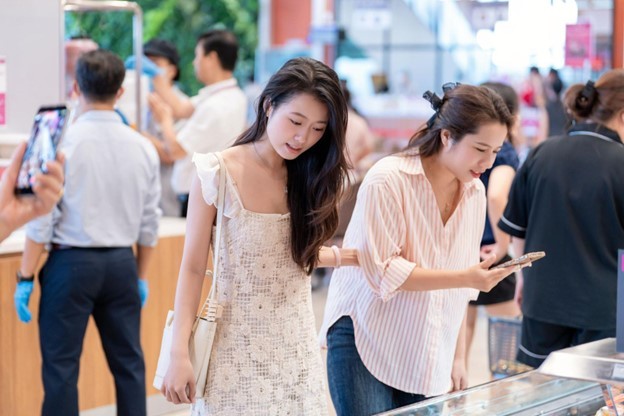 Khách hàng tận hưởng không gian mua sắm hiện đại tại trung tâm thương mại AEON Hải Dương. Nguồn: AEON Việt Nam.