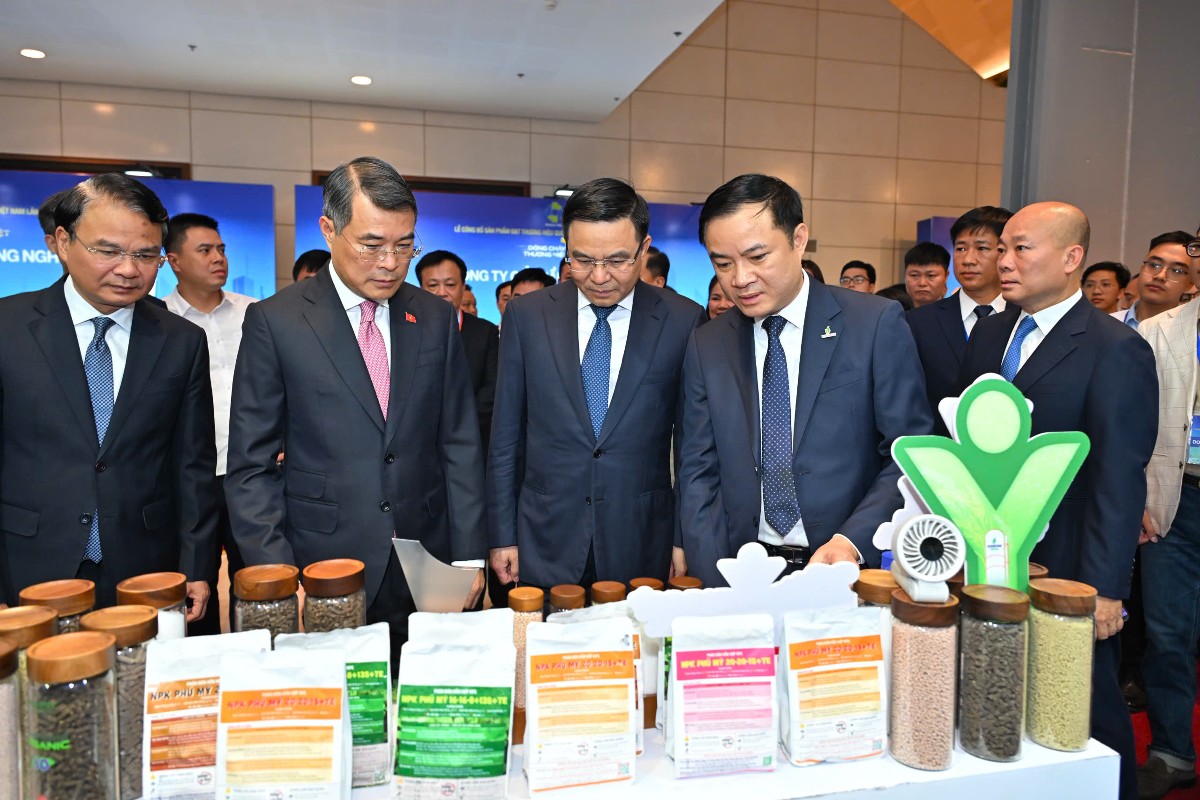 Thủ tướng Chính phủ Lê Minh Hưng tham quan các gian hàng sản phẩm thương hiệu quốc gia - Ảnh: Bộ Công Thương.