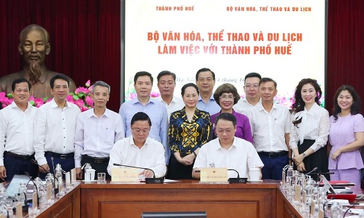 Signing ceremony of the joint action plan between Hue City and the Ministry of Culture, Sports and Tourism in Hanoi on October 14. (Photo: the Hue City People’s Committee)