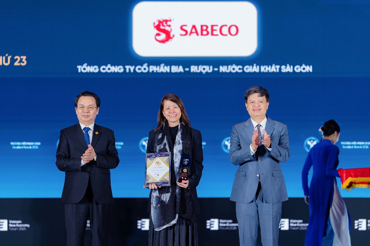 Bà Patsy Lim – Phó tổng giám đốc SABECO - đại diện doanh nghiệp lên nhận giải tại sự kiện vinh danh Chương trình Thương hiệu Mạnh Việt Nam 2026. Ảnh: BTC.