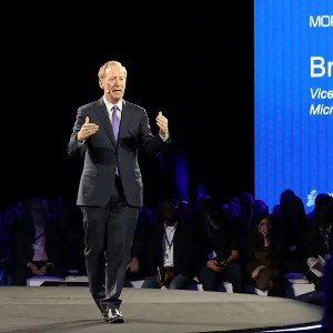 Phó Chủ tịch kiêm Chủ tịch Microsoft Brad Smith phát biểu trước các đại biểu tại hội nghị. Ảnh: Paul Faith/AFP.
