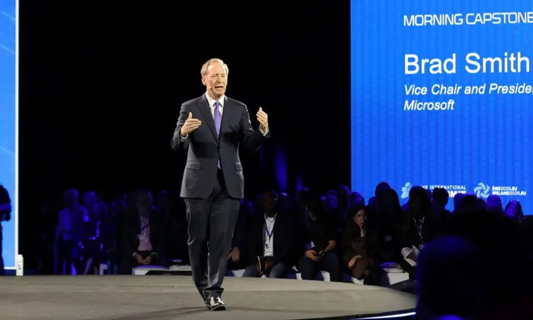 Phó Chủ tịch kiêm Chủ tịch Microsoft Brad Smith phát biểu trước các đại biểu tại hội nghị. Ảnh: Paul Faith/AFP.
