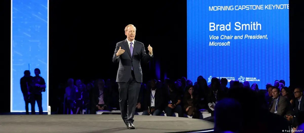 Phó Chủ tịch kiêm Chủ tịch Microsoft Brad Smith phát biểu trước các đại biểu tại hội nghị. Ảnh: Paul Faith/AFP.