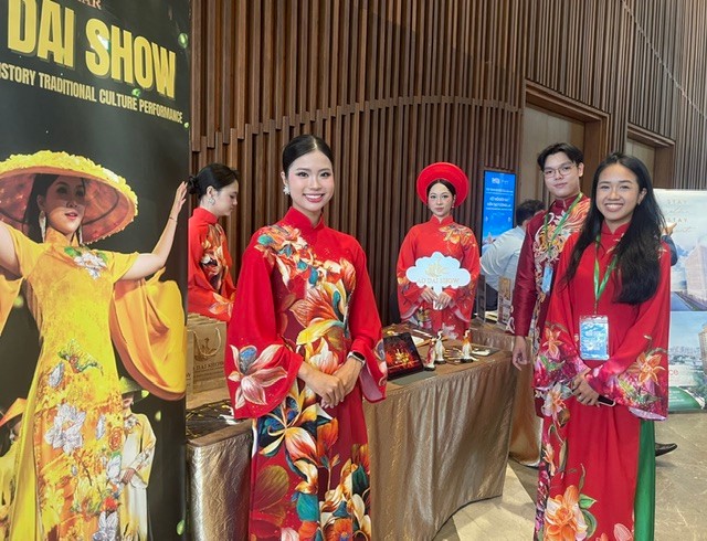 AODAI SHOW Hội An được giới thiệu bên lề hội thảo. Ảnh Ngô Anh Văn