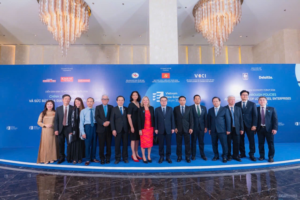 Các đại diện lãnh đạo doanh nghiệp chụp ảnh cùng Phó Thủ tướng Chính phủ Nguyễn Văn Thắng và TS. Nguyễn Thanh Nghị, Trưởng Ban Chính sách, chiến lược Trung ương tại Diễn đàn Kinh tế mới VN 2026. Ảnh: BTC.