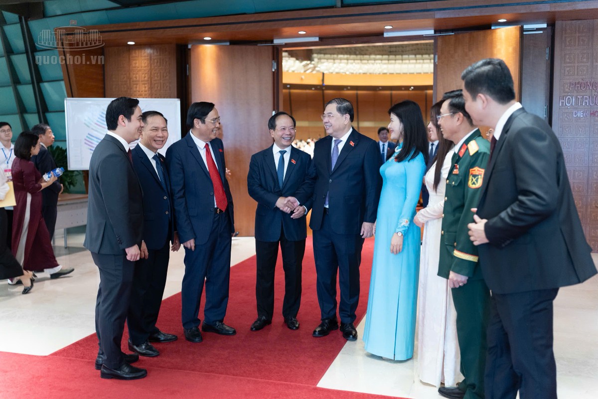Các đại biểu Quốc hội trao đổi, thảo luận sôi nổi về các nội dung trọng tâm của kỳ họp bên hành lang Nhà Quốc hội. Ảnh: Quochoi.vn