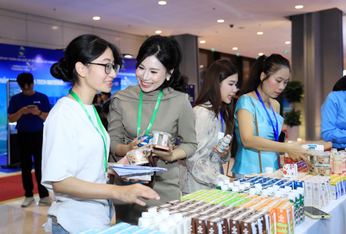 Gian hàng Vinamilk tại sự kiện thu hút các đại biểu đến tham quan, tìm hiểu về những sản phẩm đạt Thương hiệu quốc gia năm 2026. (Ảnh: Minh Anh).