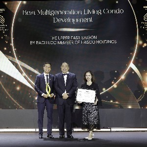 Đại diện Bách Lộc nhận giải dành cho The Upper East Saigon tại PropertyGuru Vietnam Property Awards 2026.