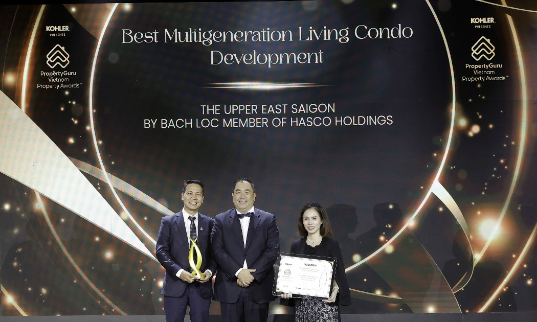 Đại diện Bách Lộc nhận giải dành cho The Upper East Saigon tại PropertyGuru Vietnam Property Awards 2026.