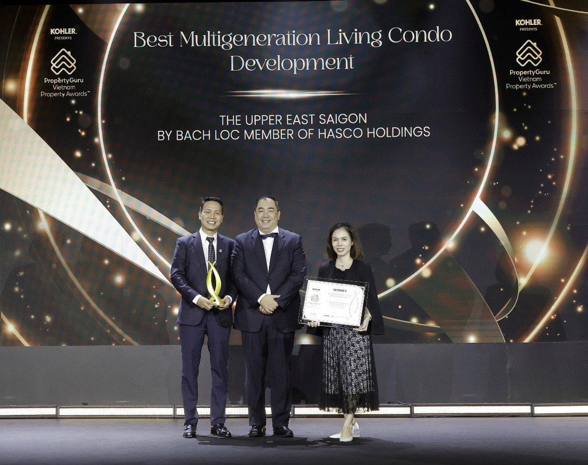 Đại diện Bách Lộc nhận giải dành cho The Upper East Saigon tại PropertyGuru Vietnam Property Awards 2026.